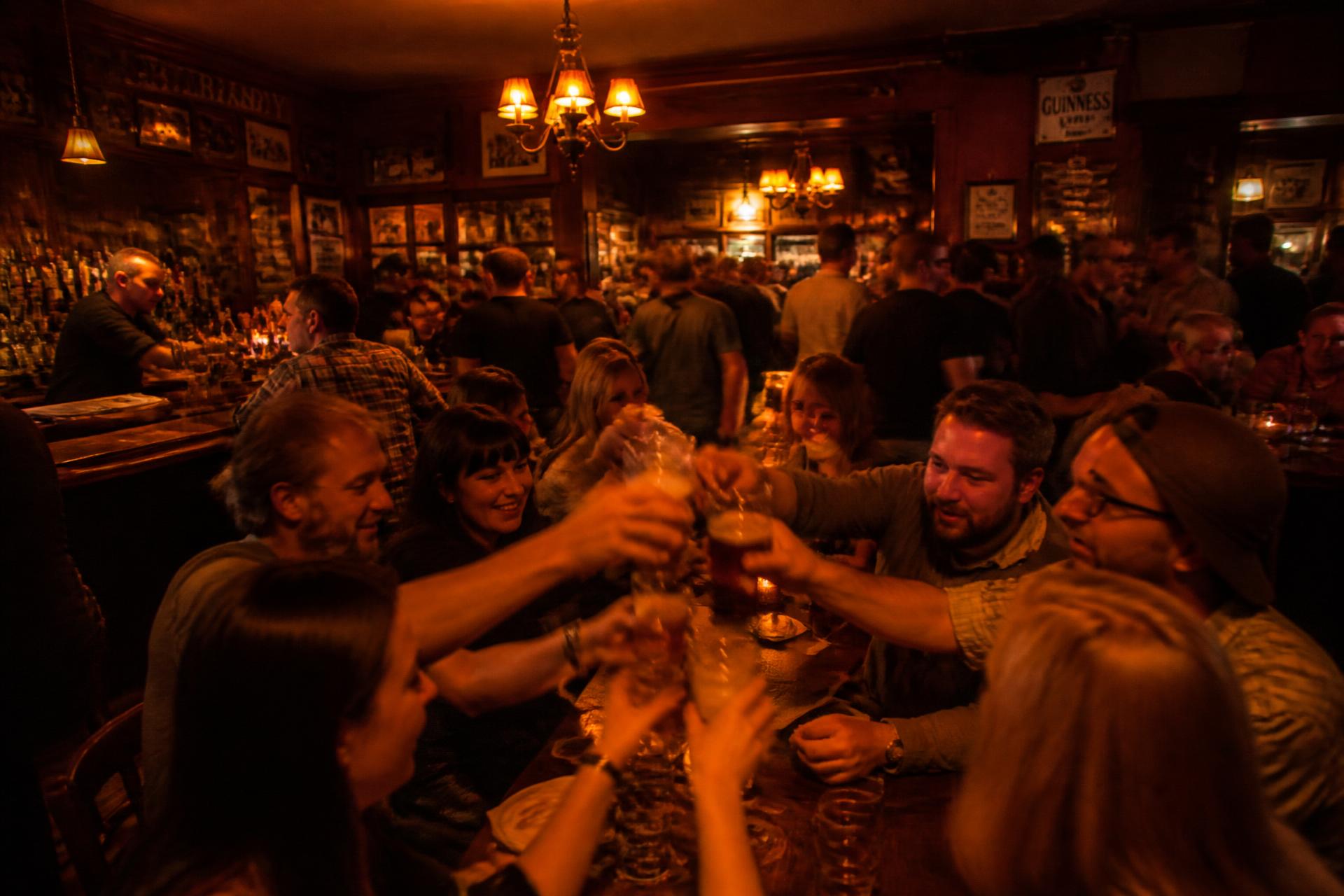 Full pub sent på kvelden med folk som skåler